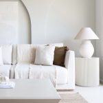 کاناپه مدل ۱۹۰۱ eronhome با طراحی مدرن و پایه چوبی راش، رنگ کرم روشن