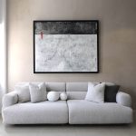 کاناپه سه نفره کد 1904 که از نمای روبرو دیده میشود و بالای آن تابلو نقاشی نصب شده