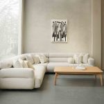 کاناپه ال کد 1904 که از نمای روبرو دیده میشود و بالای آن تابلو نقاشی نصب شده و جلوی آن میز جلومبلی قرار دارد