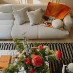 کاناپه ال کد 1904 که از نمای روبرو دیده میشود و تم نارنجی اکسسوری تم زیبایی به فضا داده است