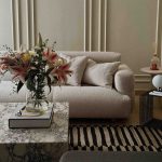 کاناپه ال کد 1904 که از نمای روبرو دیده میشود و با گل سفید صورتی تزیین شده