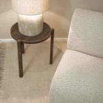 نمای بالای کاناپه کد 1905 با پارچه بوکله همراه میز کنار مبلی