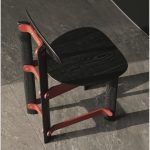 نمای پشت صندلی ناهارخوری روباه. رنگ مشکی قرمز